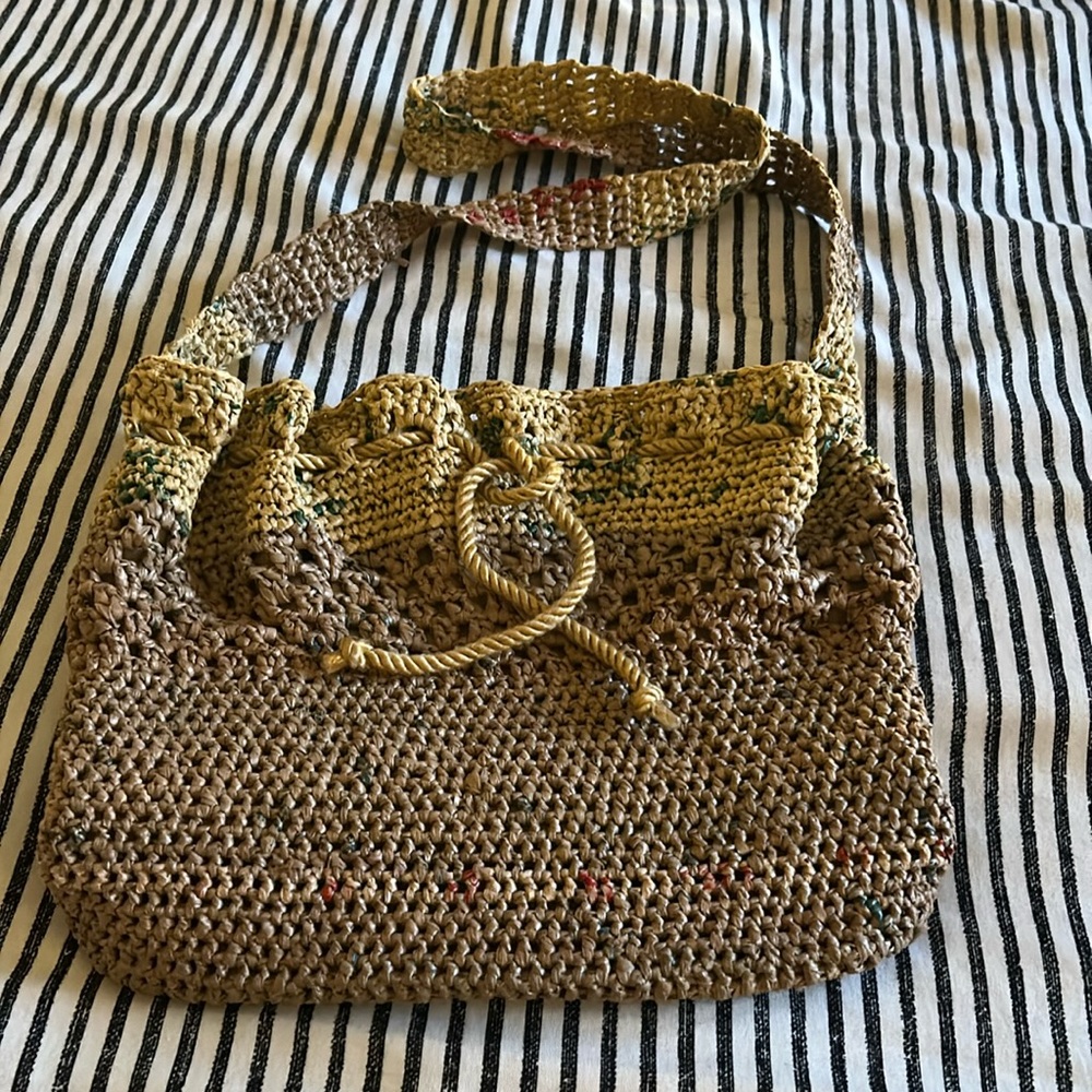 Drawstring lined tricolor brown straw purse